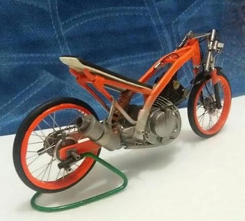 Detail Miniatur Motor Drag Race Nomer 18