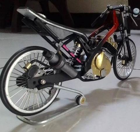 Detail Miniatur Motor Drag Race Nomer 36