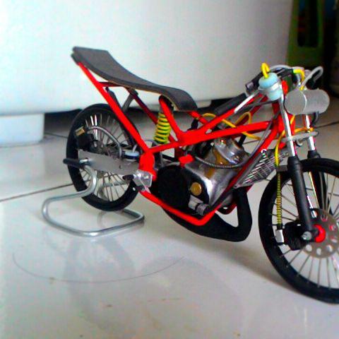 Detail Miniatur Motor Drag Race Nomer 49