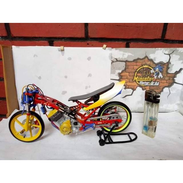Detail Miniatur Motor Drag Race Nomer 7
