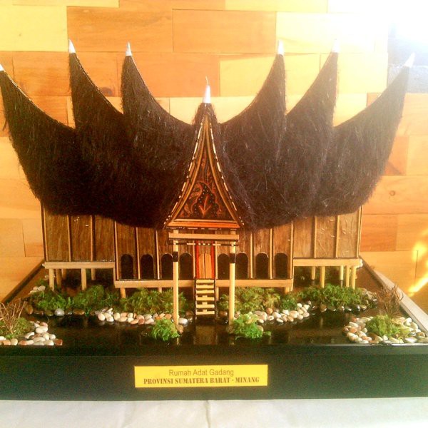 Detail Miniatur Rumah Gadang Nomer 7