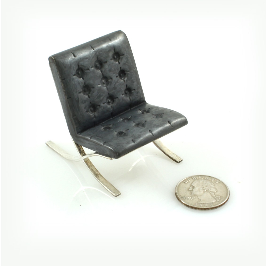 Detail Miniature Barcelona Chair Nomer 6