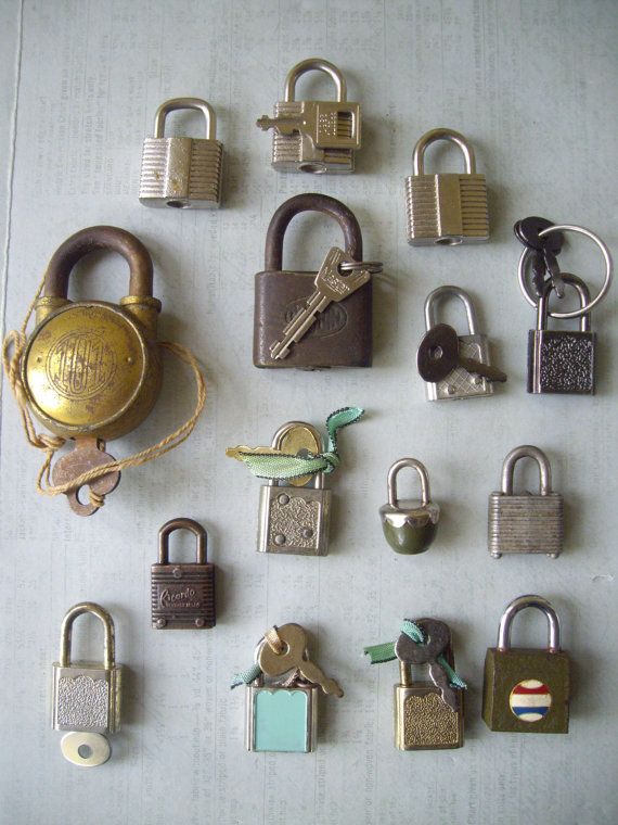 Detail Miniature Padlock And Key Nomer 3