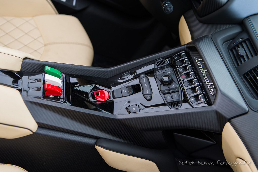 Detail Lamborghini Veneno Interior Nomer 18