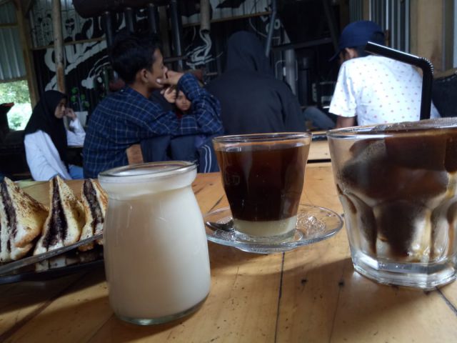 Detail Minum Kopi Di Cafe Nomer 48