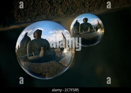 Detail Mirror Ball Buddha Statue Nomer 57