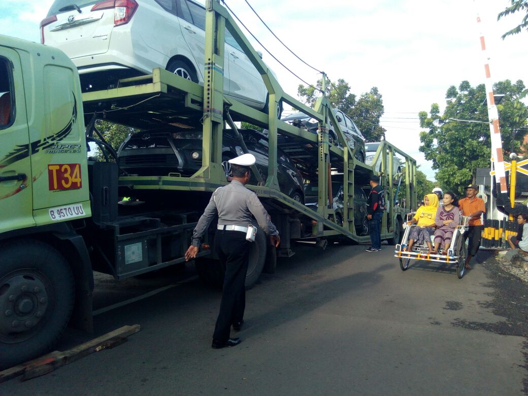 Detail Mobil Angkut Mobil Nomer 6