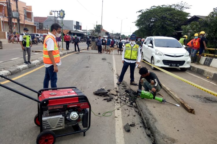 Detail Mobil Aspal Jalan Raya Nomer 51