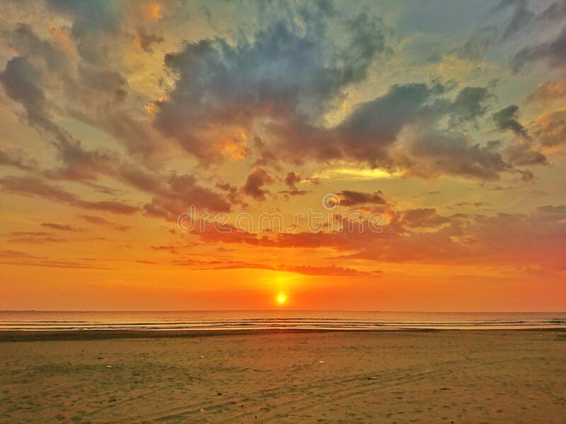 Detail Langit Senja Di Pantai Nomer 27