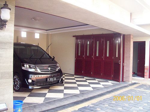 Detail Mobil Di Garasi Rumah Nomer 12