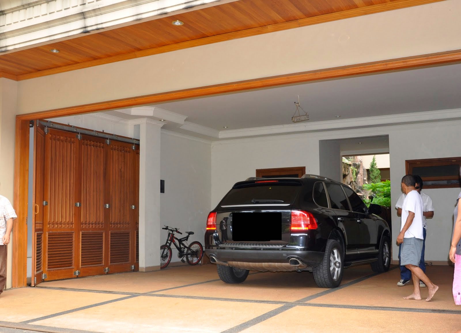 Detail Mobil Di Garasi Rumah Nomer 15