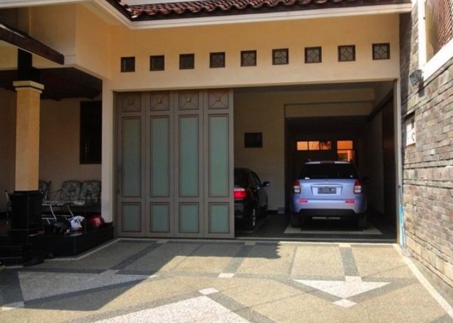 Detail Mobil Di Garasi Rumah Nomer 16
