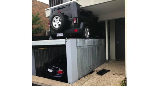 Detail Mobil Di Garasi Rumah Nomer 18