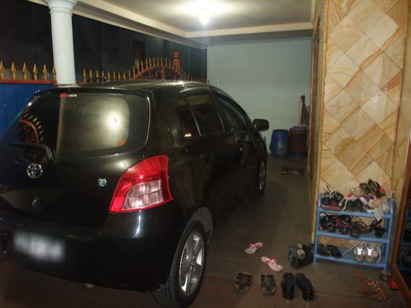 Detail Mobil Di Garasi Rumah Nomer 23