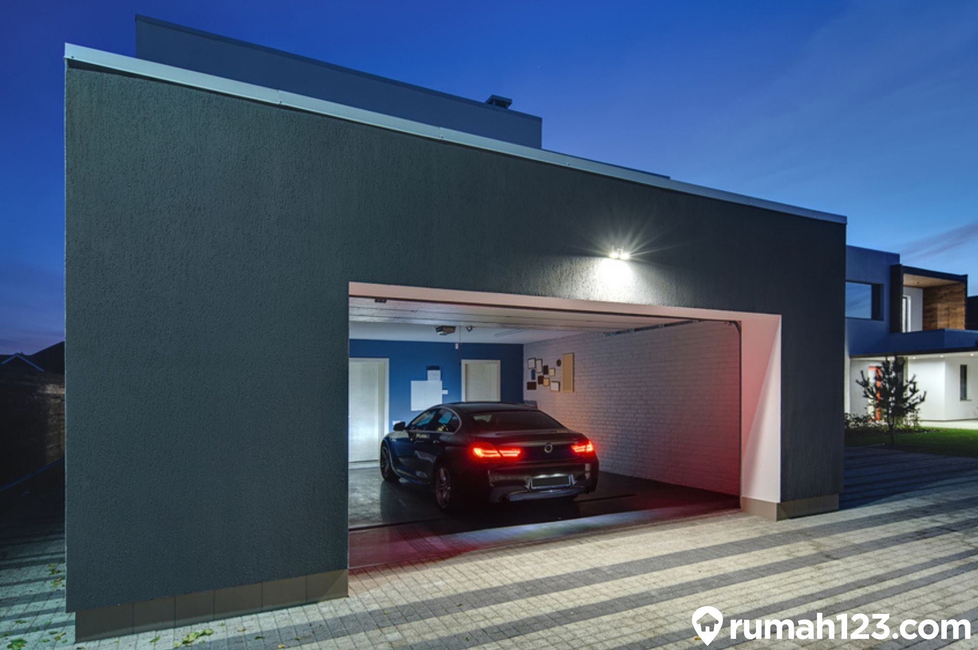 Detail Mobil Di Garasi Rumah Nomer 41