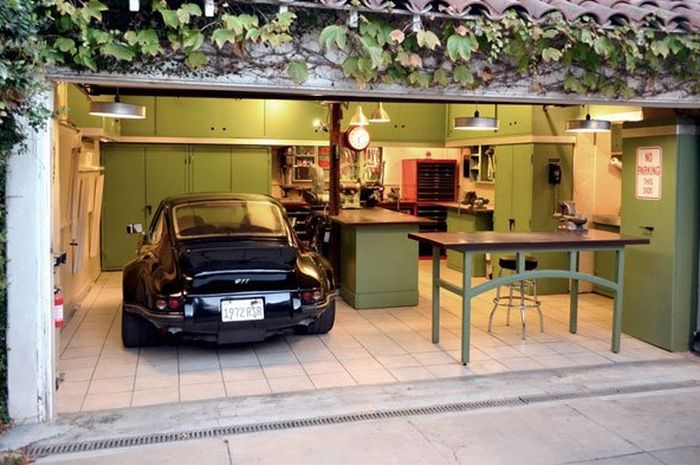 Detail Mobil Di Garasi Rumah Nomer 44