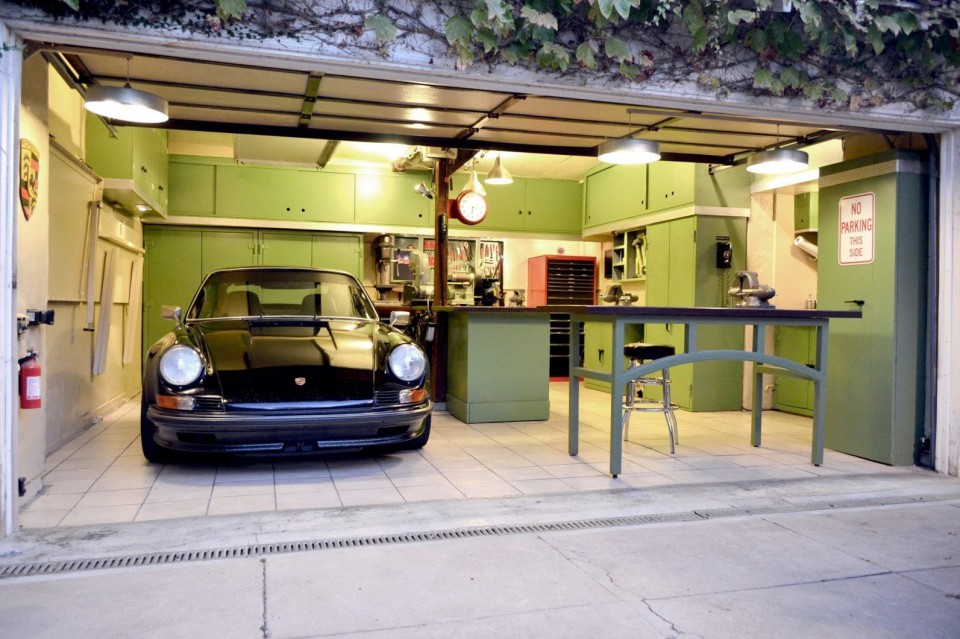 Detail Mobil Di Garasi Rumah Nomer 50