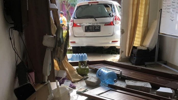 Detail Mobil Di Garasi Rumah Nomer 51