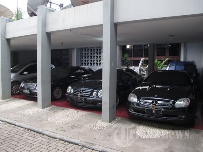 Detail Mobil Di Garasi Rumah Nomer 53
