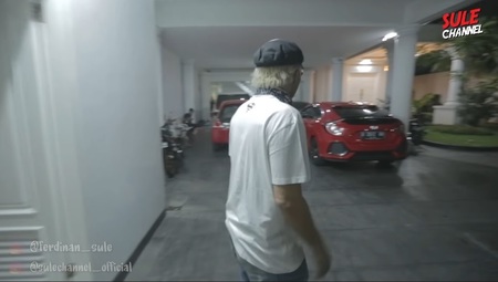 Detail Mobil Di Garasi Rumah Nomer 54