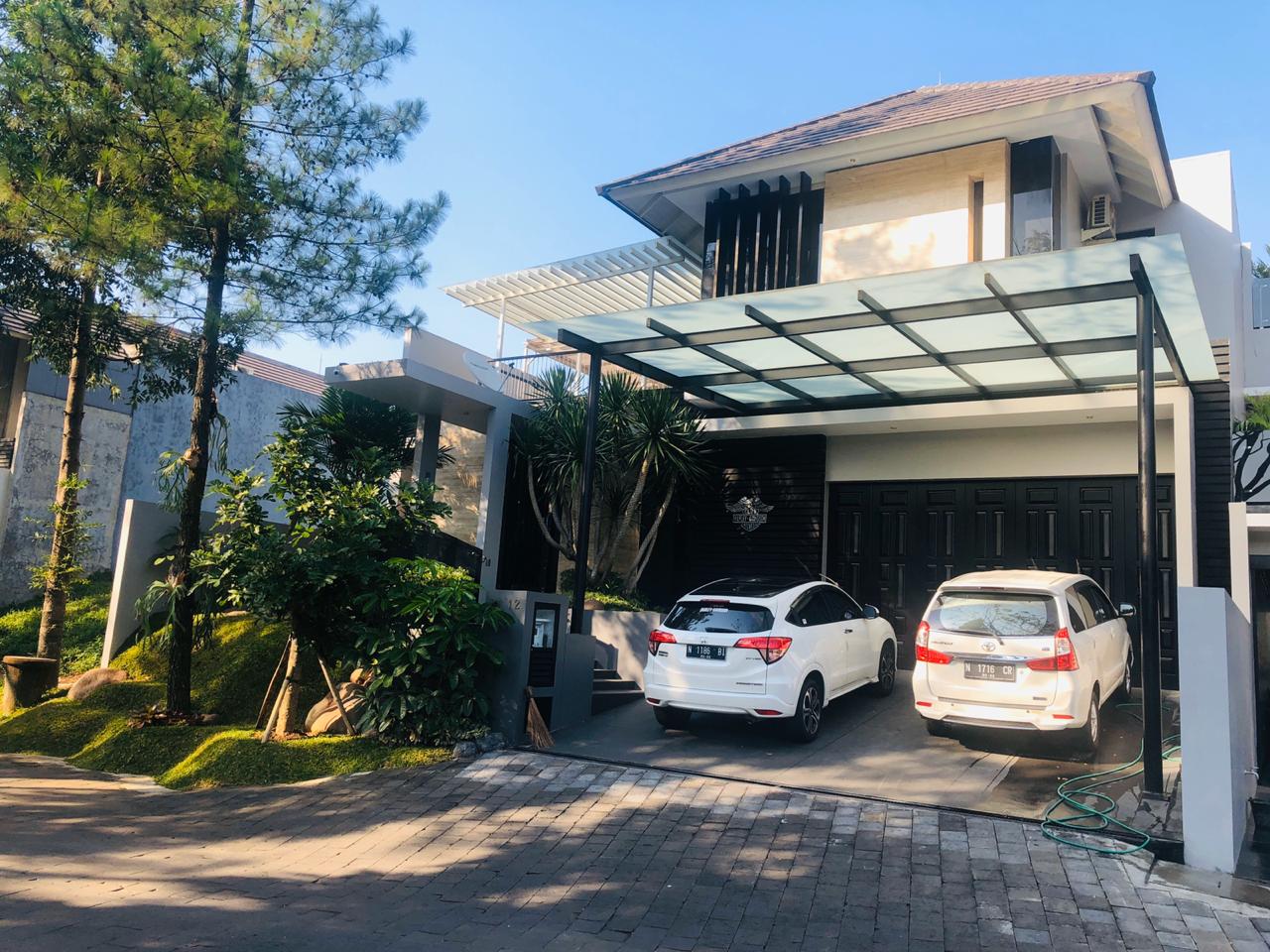 Detail Mobil Di Garasi Rumah Nomer 56