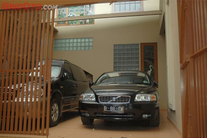 Detail Mobil Di Garasi Rumah Nomer 7