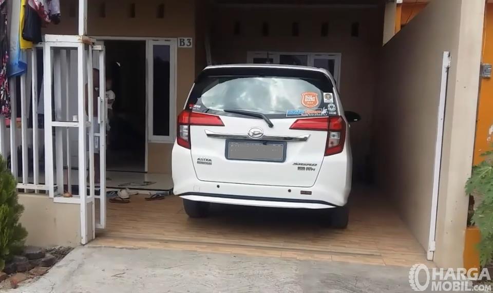 Detail Mobil Di Garasi Rumah Nomer 8