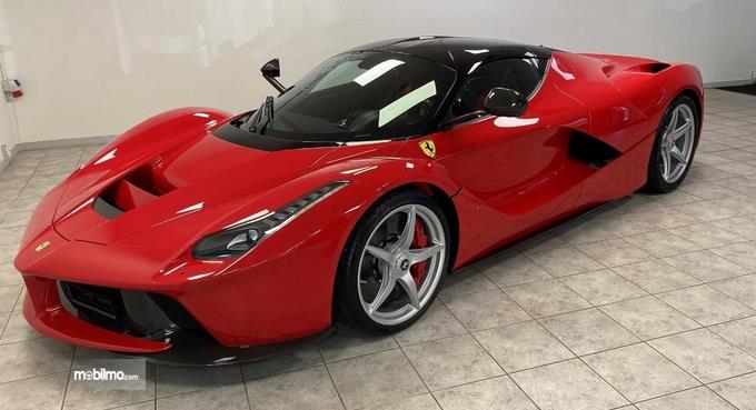 Detail Mobil Ferrari Merah Nomer 19