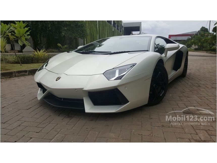 Detail Mobil Lamborghini Warna Putih Nomer 35