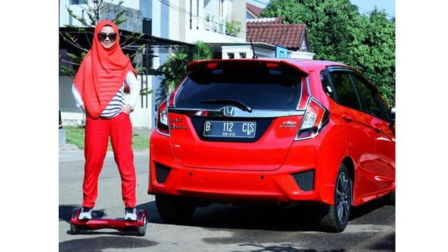 Detail Mobil Mewah Warna Merah Nomer 15