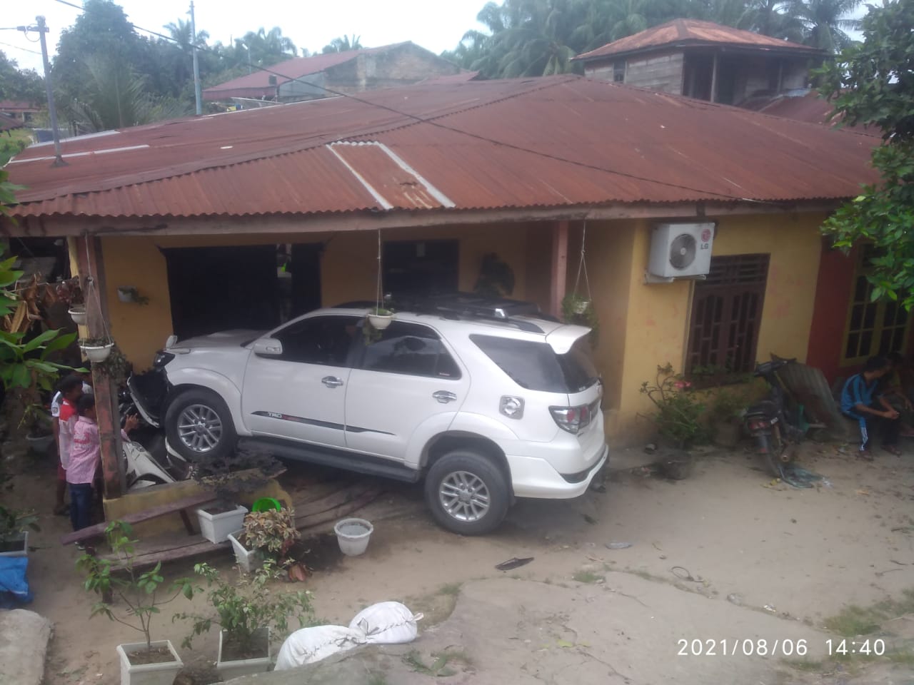 Detail Mobil Nabrak Rumah Nomer 32