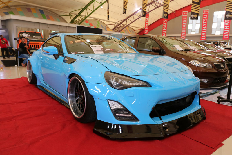 Detail Mobil Sport Warna Biru Nomer 21