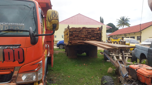 Detail Mobil Truk Bawa Kayu Nomer 40