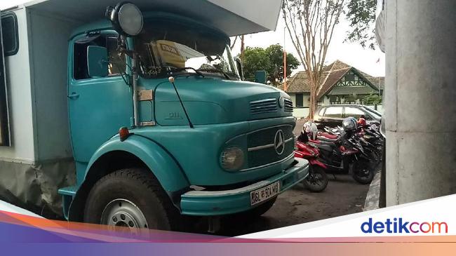 Detail Mobil Truk Tahun 60 An Nomer 15