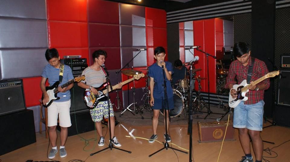 Detail Latihan Band Di Studio Nomer 45