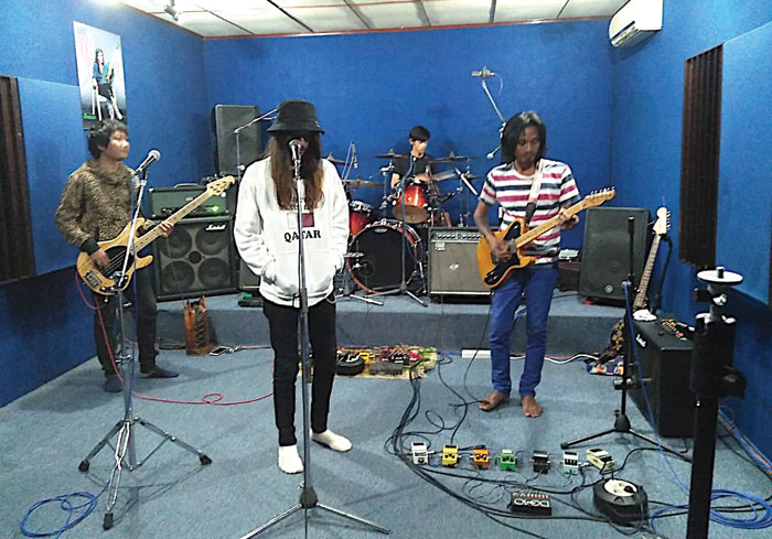 Detail Latihan Band Di Studio Nomer 6