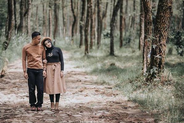 Detail Model Foto Prewedding Outdoor Nomer 34