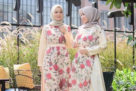 Detail Model Gamis Kembang Kombinasi Polos Nomer 34