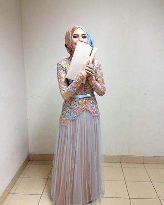 Detail Model Gamis Wisuda Nomer 45