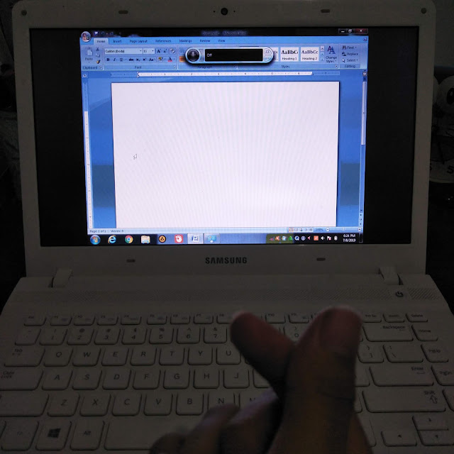 Detail Layar Laptop Putih Di Sudut Nomer 8