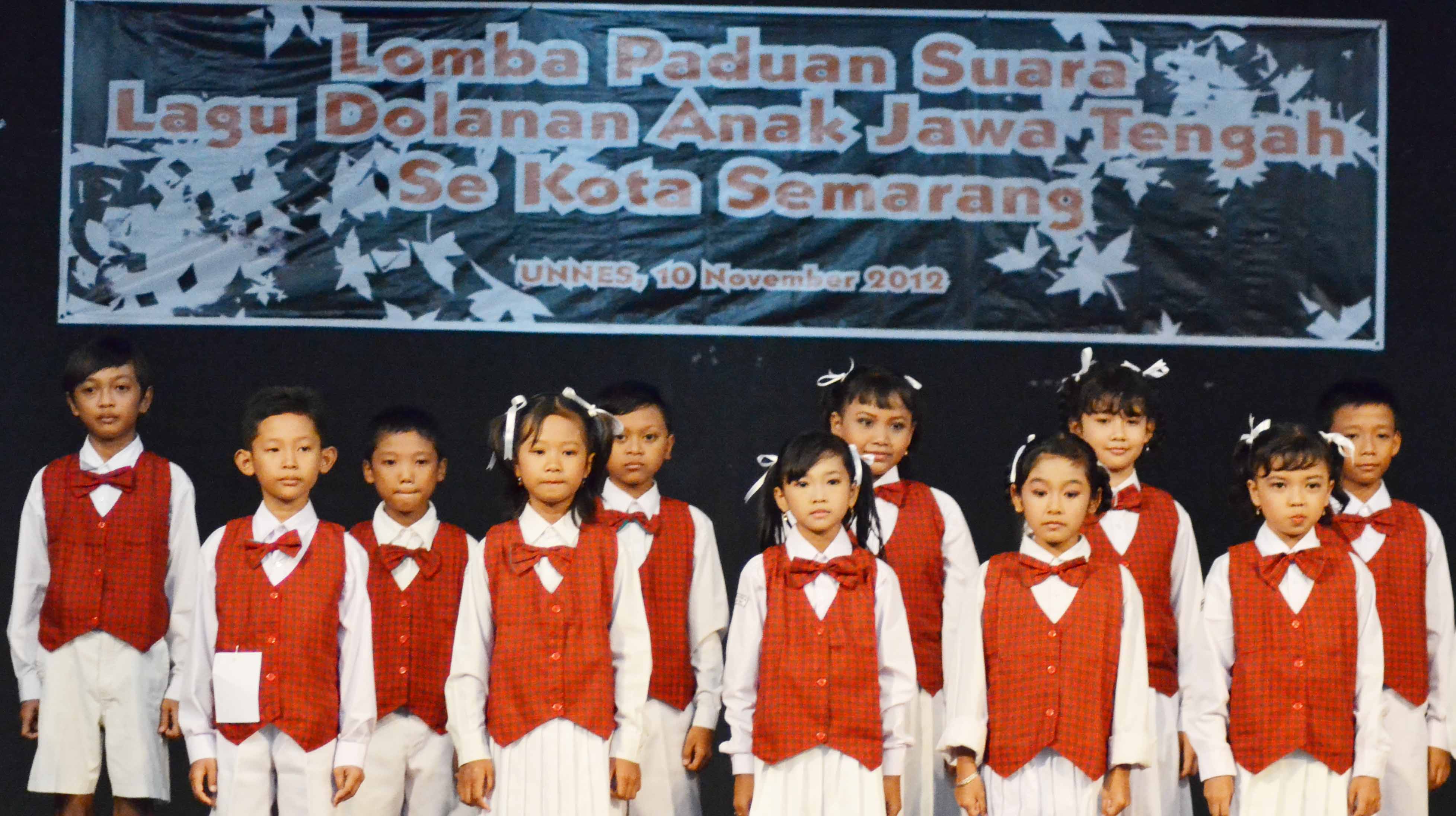 Detail Model Seragam Paduan Suara Nomer 37