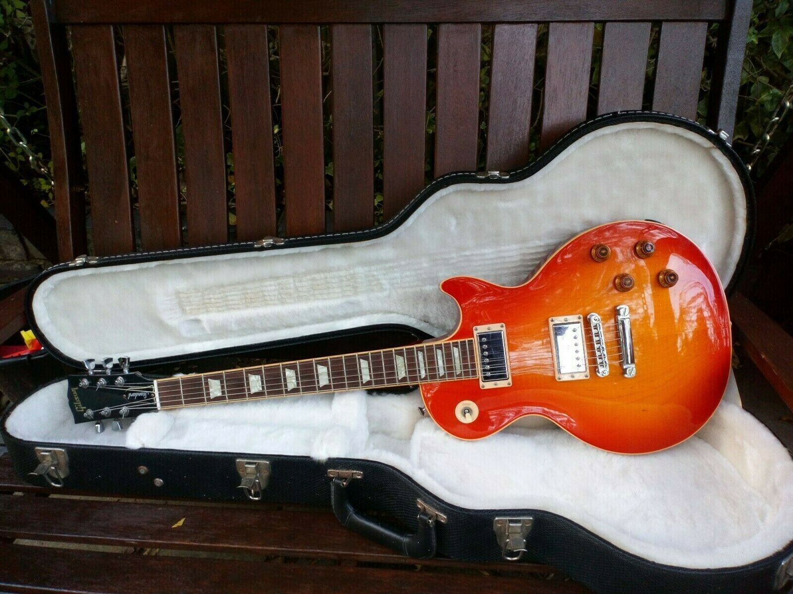 Detail Les Paul Falcon Nomer 47