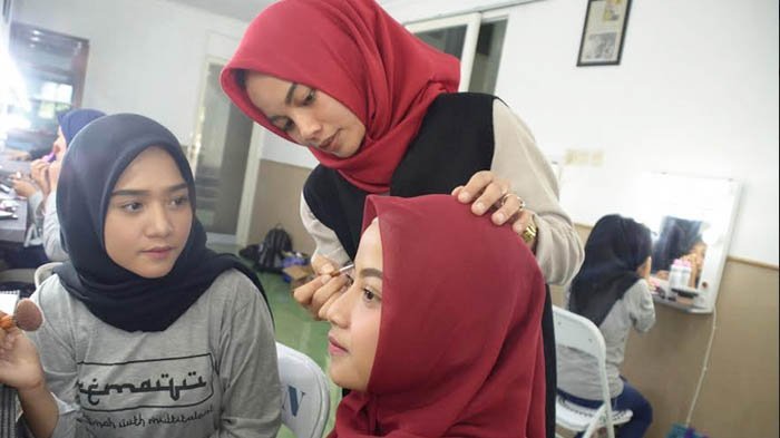 Detail Model Wanita Berhijab Nomer 50