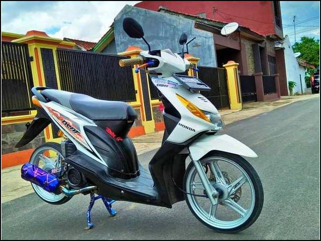 Detail Modifikasi Motor Beat Biru Putih Nomer 32