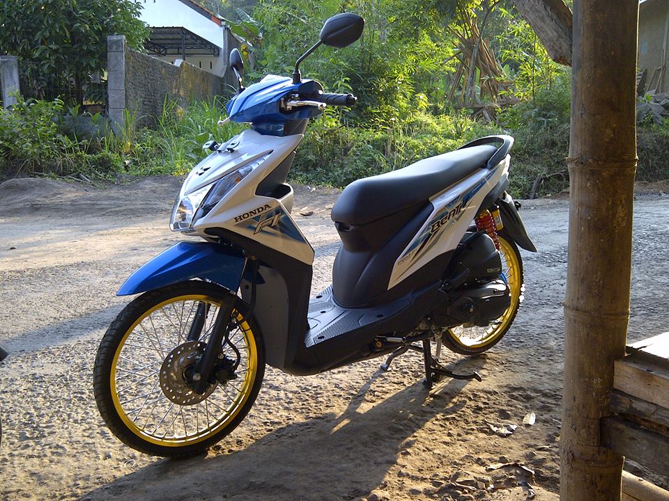 Detail Modifikasi Motor Beat Biru Putih Nomer 9