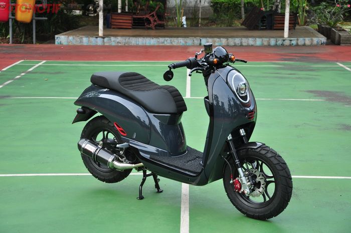 Detail Modifikasi Scoopy Merah Hitam Nomer 17