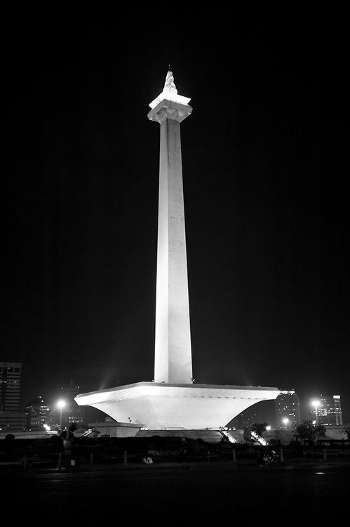 Detail Monas Black And White Nomer 3