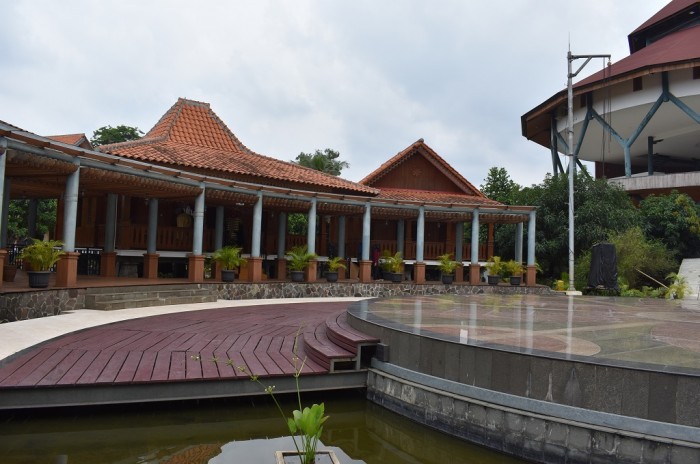 Detail Motif Gigi Balang Pada Lisplang Rumah Betawi Melambangkan Nomer 43