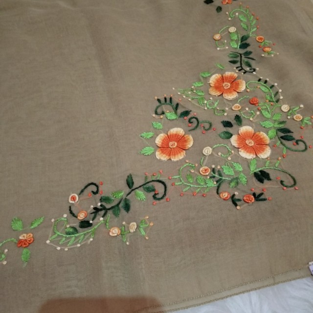 Detail Motif Sulaman Benang Taplak Meja Nomer 44