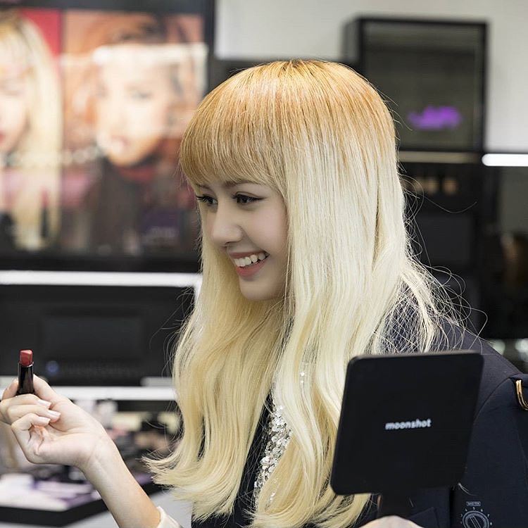 Detail Lisa Blackpink Rambut Pirang Nomer 57